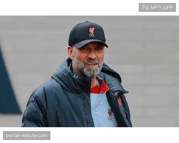 镜头捕捉：克洛普在场边不断挥手，要求利物浦阵型前压加快节奏