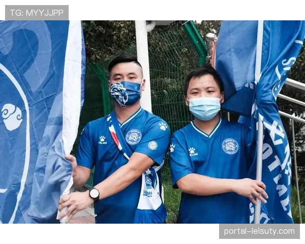 特写：布雷斯特球员赛后集体向远征球迷鼓掌致谢